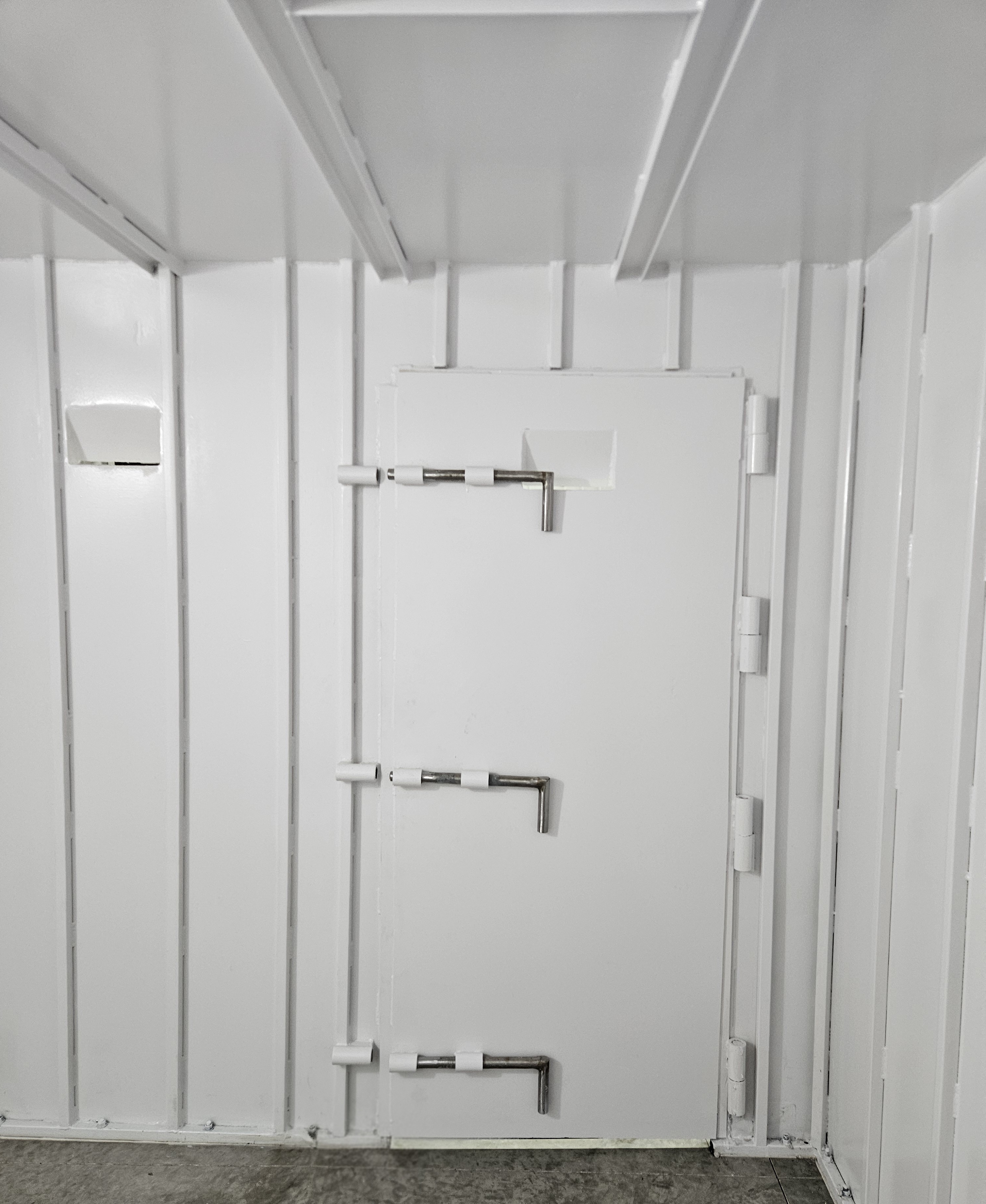 Interior locking door with heavy-duty latch system